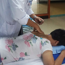 醫(yī)師給患者進(jìn)行康復(fù)按摩